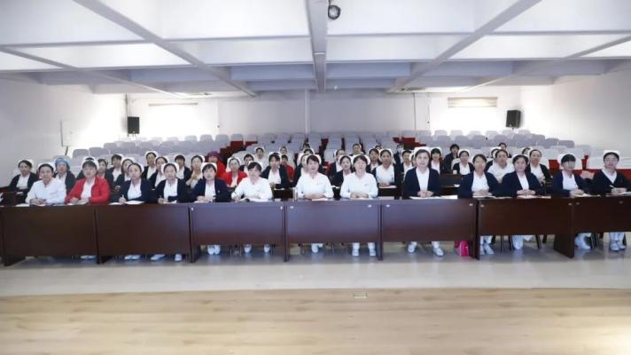 護理部開展2026年護理計劃解讀暨目標管理責任書簽訂大會