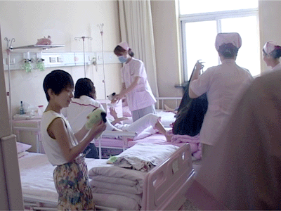 院領(lǐng)導攜醫(yī)護人員為住院兒童贈送禮物慶祝六